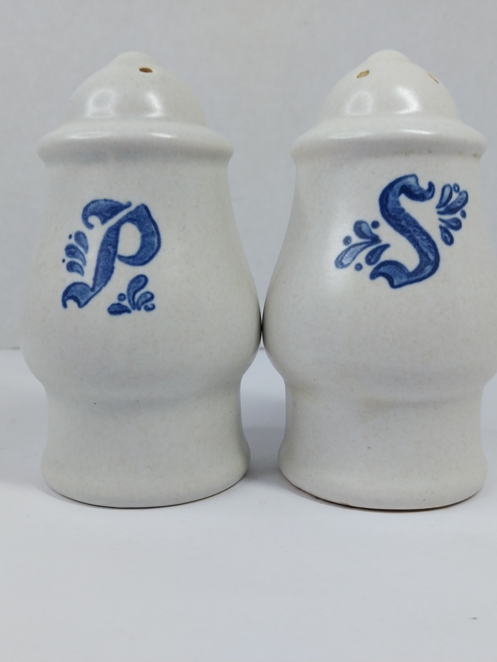 Vintage Pfaltzgraff Yorktowne 4” Salt and Pepper Shaker Set Blue S & P Stoneware